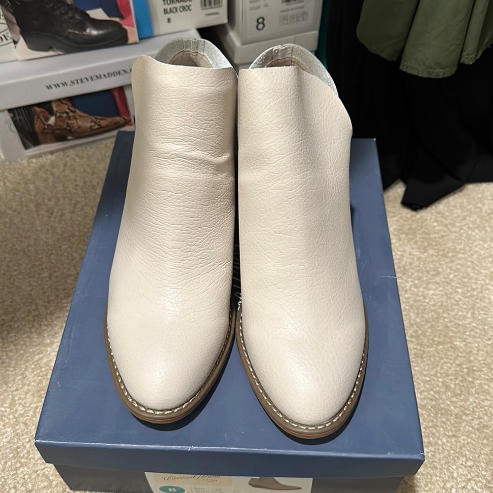New in box Universal Thread Off White Ankle Boots